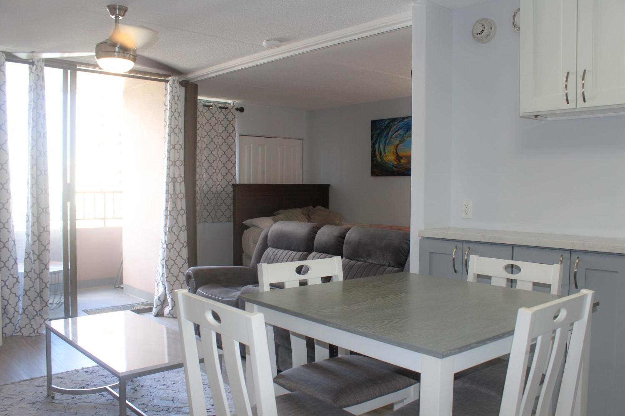 Renovated Bright & Spacious Royal Kuhio Studio Condo ホノルル エクステリア 写真