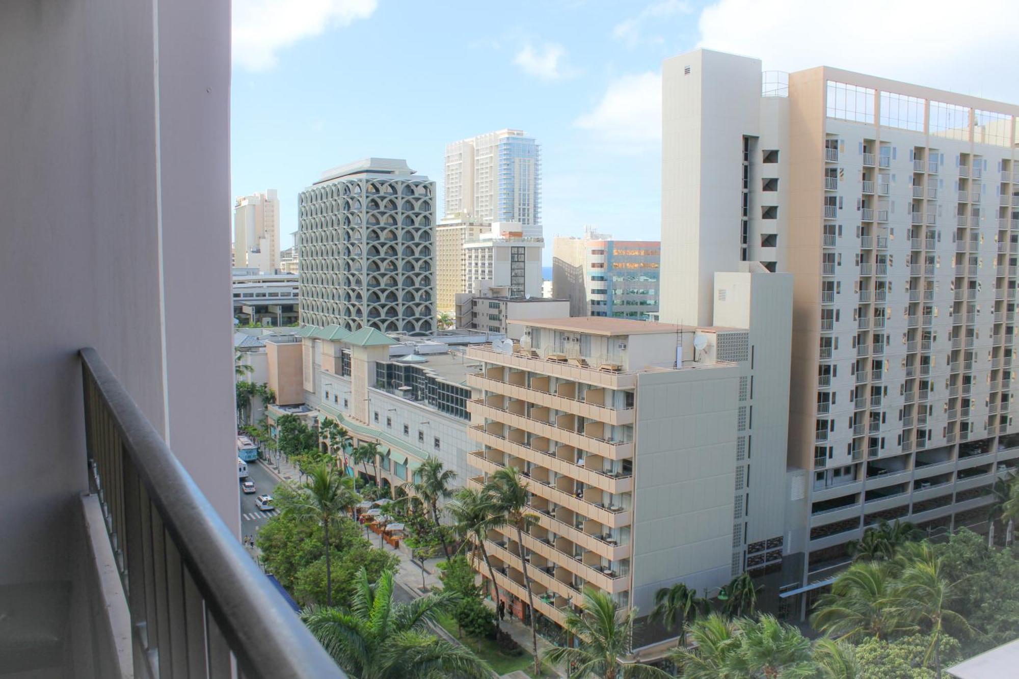 Renovated Bright & Spacious Royal Kuhio Studio Condo ホノルル エクステリア 写真